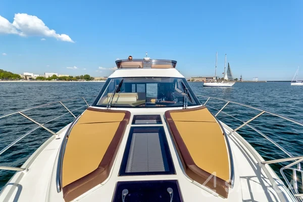 Galeon 420 Fly - Yacht Charter Sailica