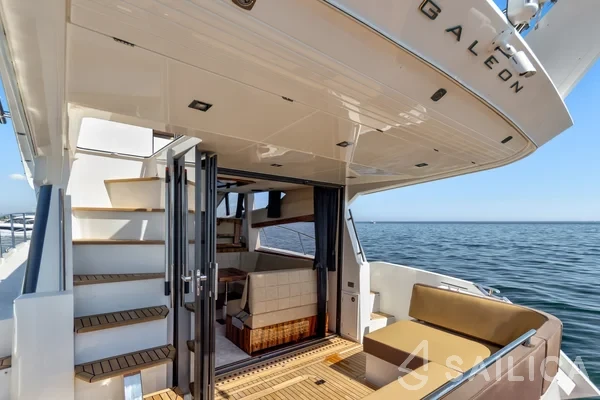 Galeon 420 Fly - Yacht Charter Sailica