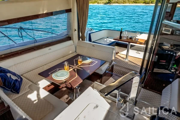 Galeon 420 Fly - Yacht Charter Sailica
