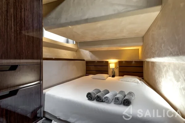 Galeon 420 Fly - Yacht Charter Sailica