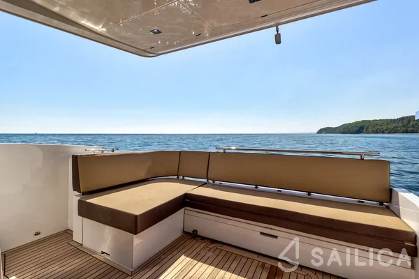 Galeon 420 Fly - Yacht Charter Sailica
