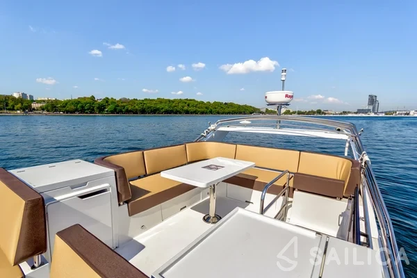Galeon 420 Fly - Yacht Charter Sailica