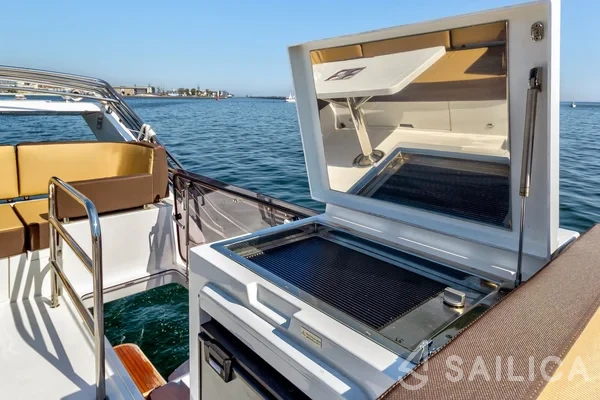 Galeon 420 Fly - Yacht Charter Sailica