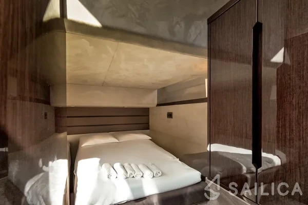 Galeon 420 Fly - Yacht Charter Sailica