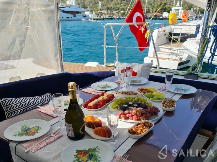 Lagoon 410 S2 - Yacht Charter Sailica