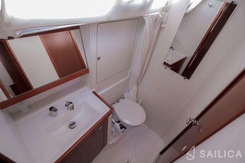 Oceanis 48 - Yacht Charter Sailica