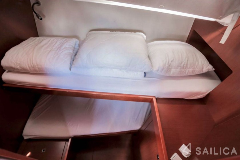 Oceanis 48 - Yacht Charter Sailica