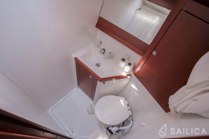 Oceanis 48 - Yacht Charter Sailica