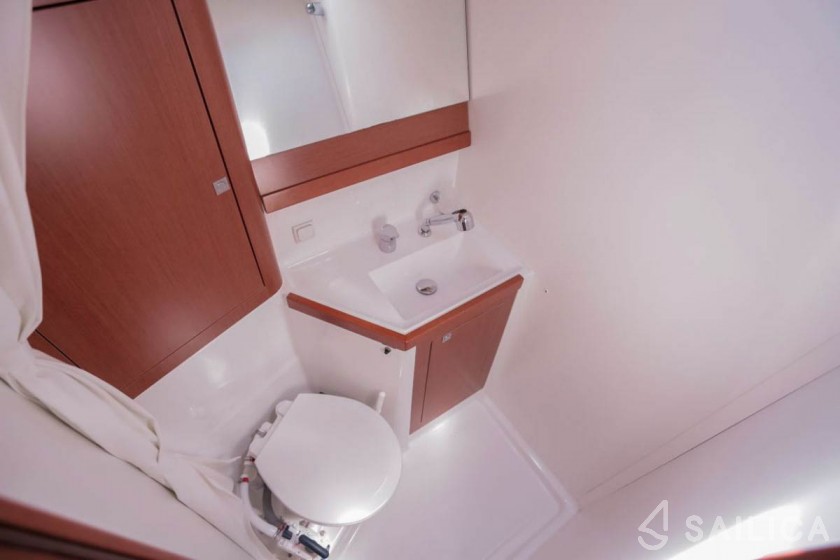 Oceanis 48 - Yacht Charter Sailica