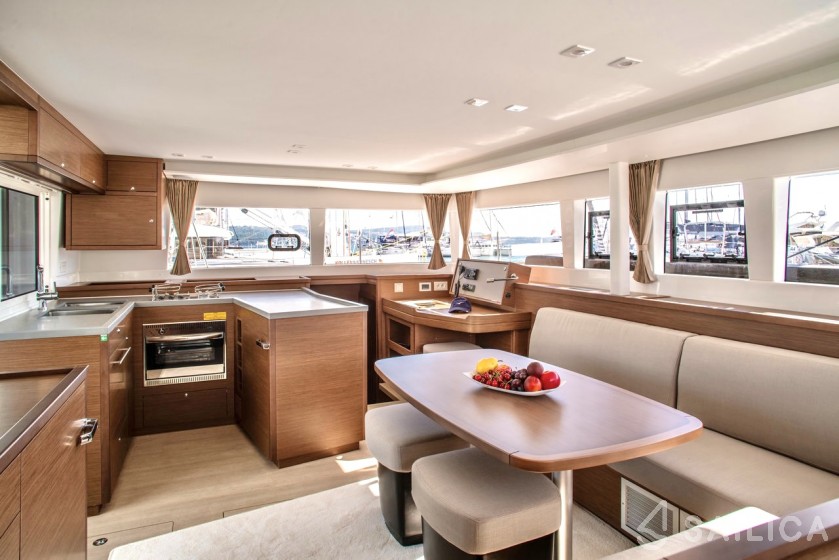 Lagoon 450  Flybridge - Yacht Charter Sailica