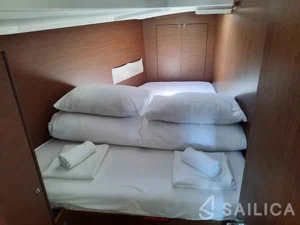 Oceanis 40.1 - Yacht Charter Sailica