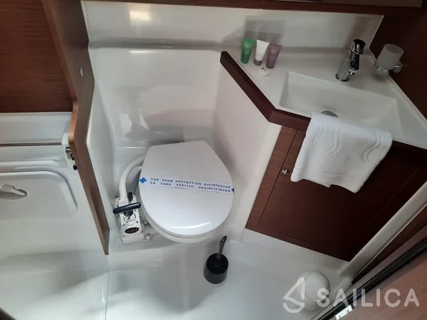 Oceanis 40.1 - Yacht Charter Sailica