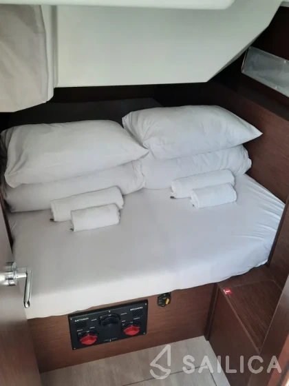 Oceanis 40.1 - Yacht Charter Sailica