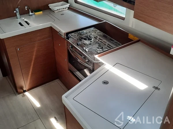 Oceanis 40.1 - Yacht Charter Sailica