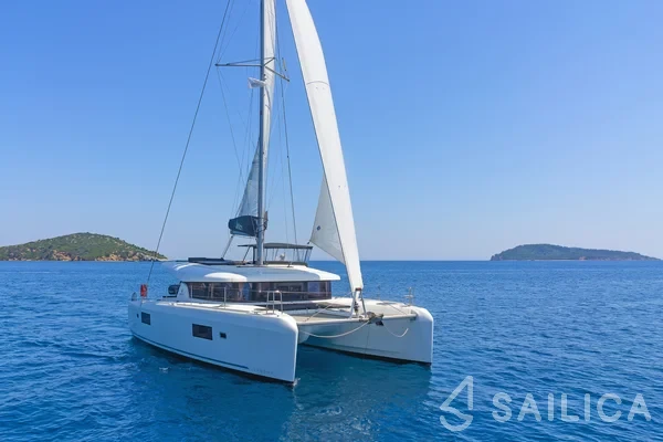 Lagoon 42 - Yacht Charter Sailica