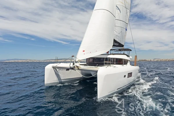 Lagoon 42 - Yacht Charter Sailica