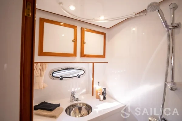 De Drait DeLuxe 42 - Yacht Charter Sailica