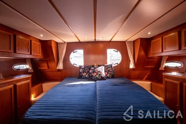 De Drait DeLuxe 42 - Yacht Charter Sailica