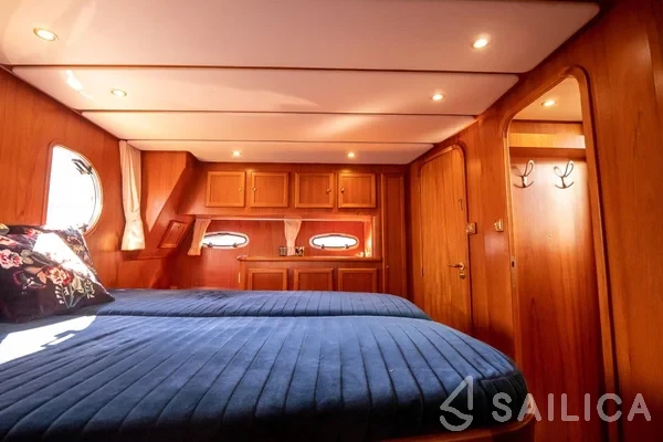 De Drait DeLuxe 42 - Yacht Charter Sailica