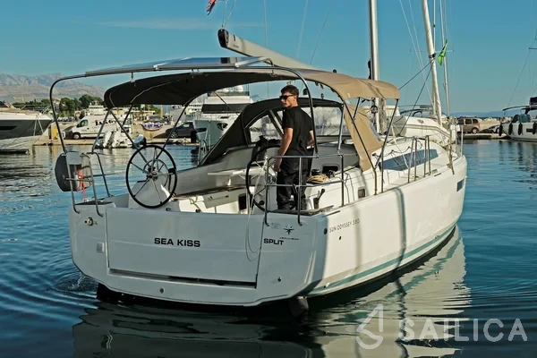 Sun Odyssey 380 - Photo #31 Sun Odyssey 380 - Yacht Charter Sailica