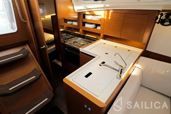 Sun Odyssey 380 - Photo #28 Sun Odyssey 380 - Yacht Charter Sailica
