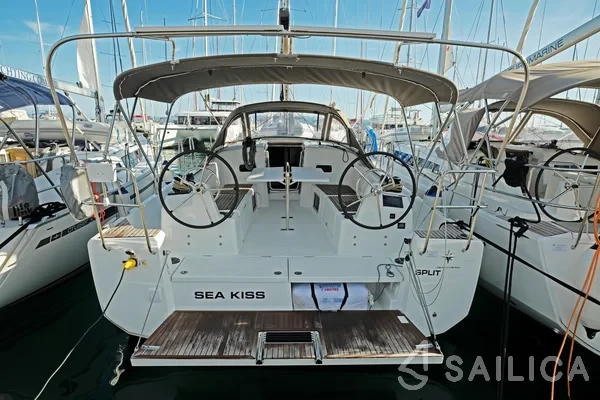 Sun Odyssey 380 - Photo #32 Sun Odyssey 380 - Yacht Charter Sailica