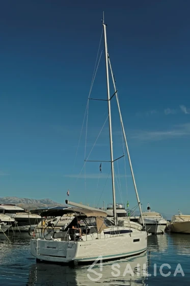 Sun Odyssey 380 - Photo #23 Sun Odyssey 380 - Yacht Charter Sailica