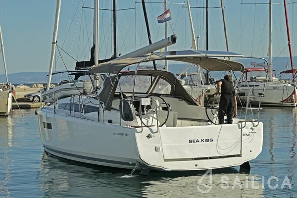Sun Odyssey 380 - Photo #25 Sun Odyssey 380 - Yacht Charter Sailica