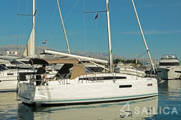 Sun Odyssey 380 - Photo #26 Sun Odyssey 380 - Yacht Charter Sailica