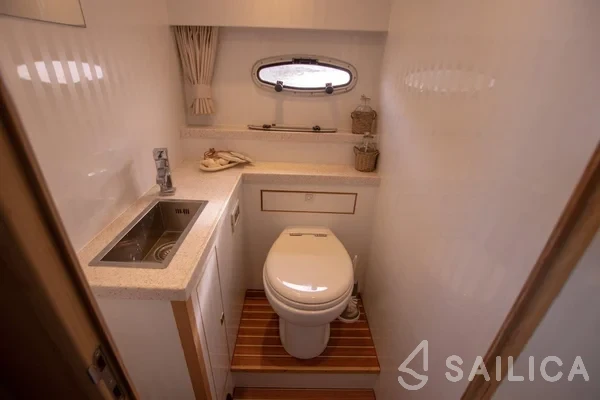 De Drait DeLuxe 42 - Yacht Charter Sailica