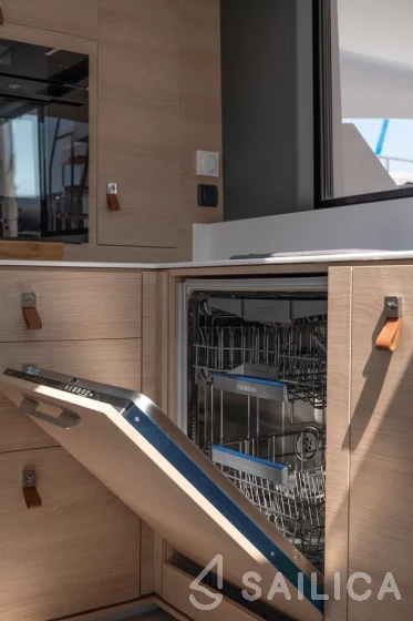 Aventura 45 - Yacht Charter Sailica