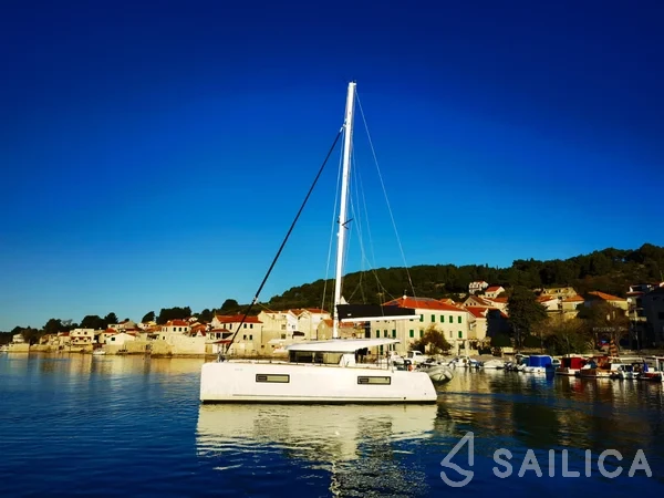 Lagoon 40 - Yacht Charter Sailica