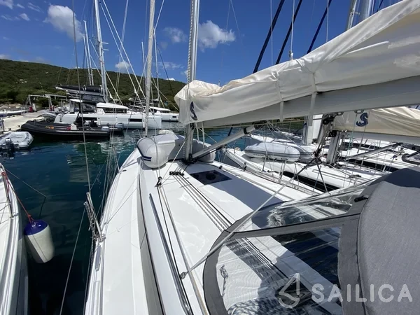 Oceanis 34.1 - Yacht Charter Sailica