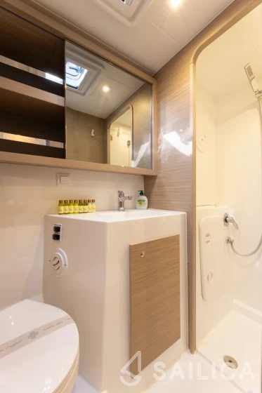 Lagoon 42 - Yacht Charter Sailica