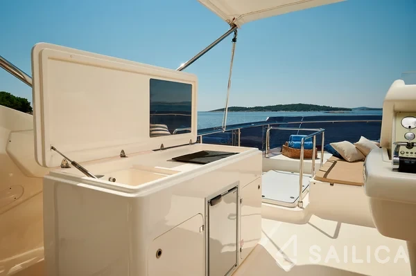 Ferretti 730 - Yacht Charter Sailica