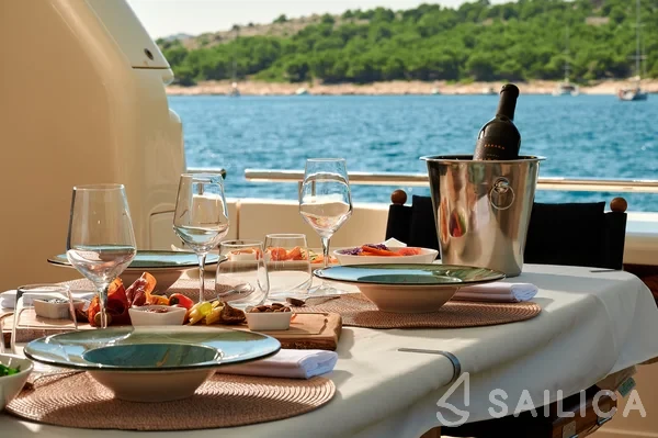 Ferretti 730 - Yacht Charter Sailica