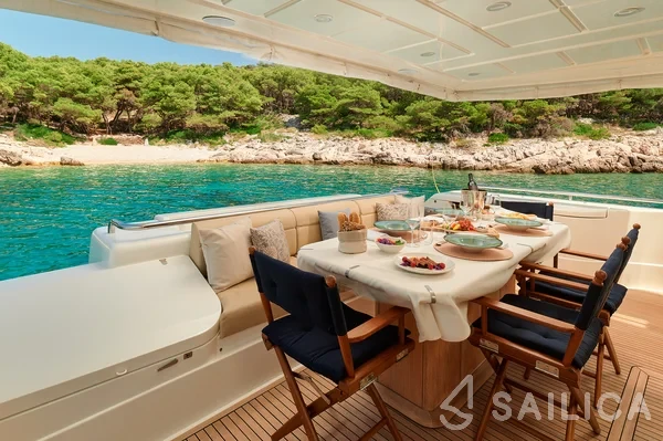 Ferretti 730 - Yacht Charter Sailica