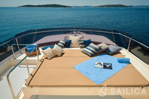 Ferretti 730 - Yacht Charter Sailica