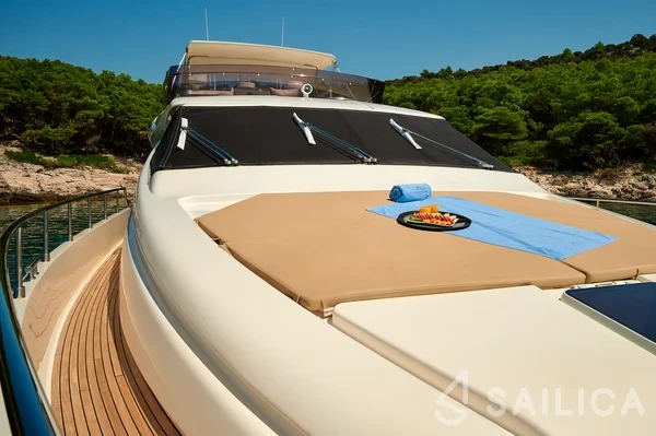 Ferretti 730 - Yacht Charter Sailica