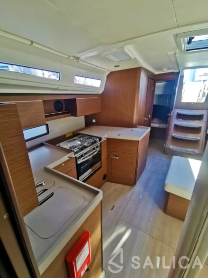 Oceanis 40.1 - Yacht Charter Sailica
