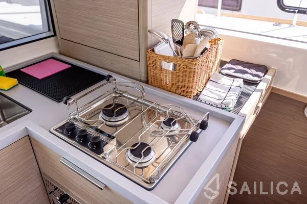 Lagoon 40 - Yacht Charter Sailica