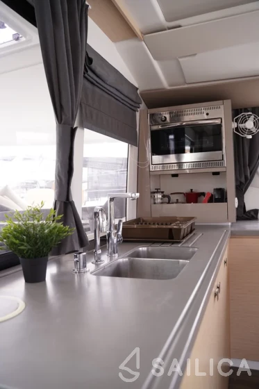 Helia 44 - Yacht Charter Sailica