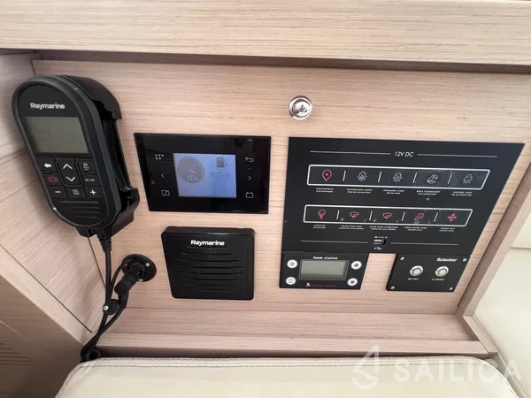 Lagoon 40 - Yacht Charter Sailica