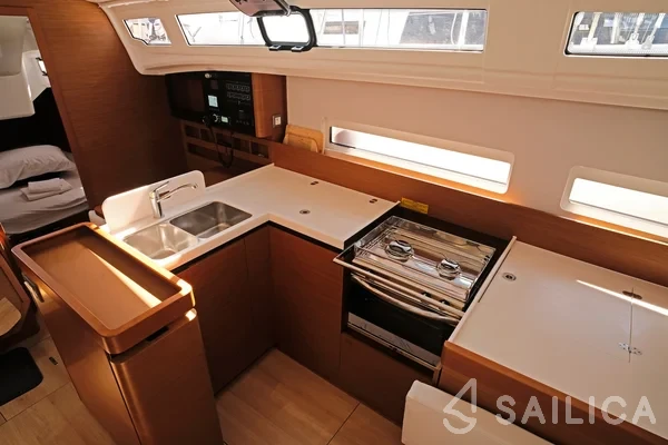 Sun Odyssey 410 - Photo #24 Sun Odyssey 410 - Yacht Charter Sailica