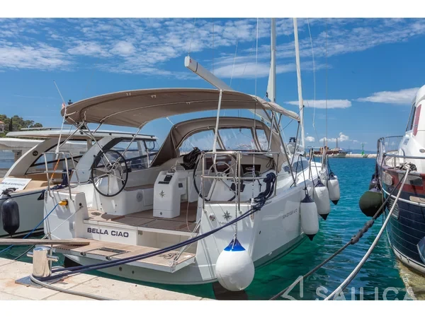 Sun Odyssey 410 - Photo #5 Sun Odyssey 410 - Yacht Charter Sailica