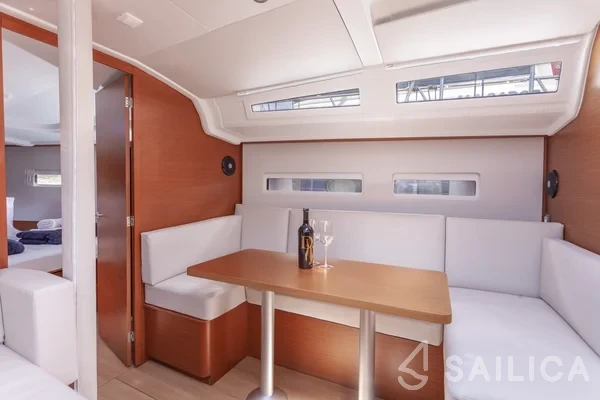 Sun Odyssey 410 - Photo #11 Sun Odyssey 410 - Yacht Charter Sailica