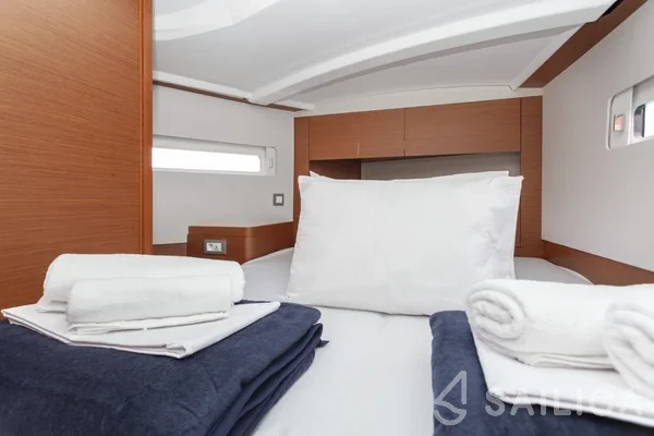 Sun Odyssey 410 - Photo #13 Sun Odyssey 410 - Yacht Charter Sailica