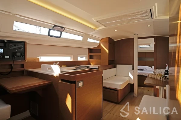 Sun Odyssey 410 - Photo #33 Sun Odyssey 410 - Yacht Charter Sailica