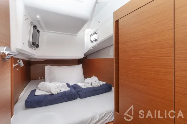 Sun Odyssey 410 - Photo #15 Sun Odyssey 410 - Yacht Charter Sailica