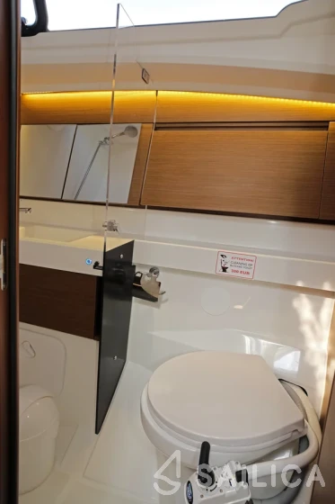 Sun Odyssey 410 - Photo #31 Sun Odyssey 410 - Yacht Charter Sailica